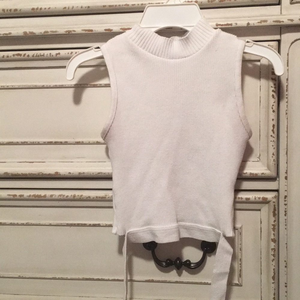 🔴 A fashion nova sleeveless top